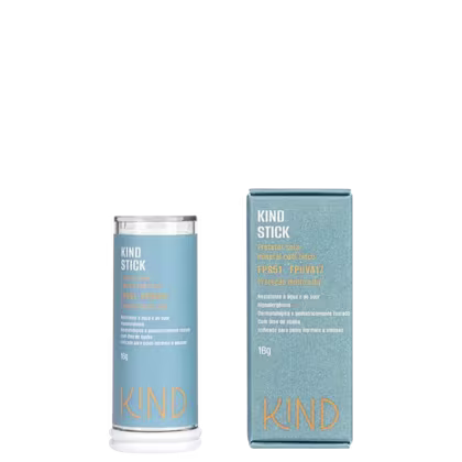 A imagem mostra um protetor solar em bastão, de embalagem azul claro, cilíndrica e informações escrito em amarelo e branco de tipo de produto, volumetria e marca em destaque. Ao lado, a caixa do produto, da mesma cor e informações, em formato retangular.