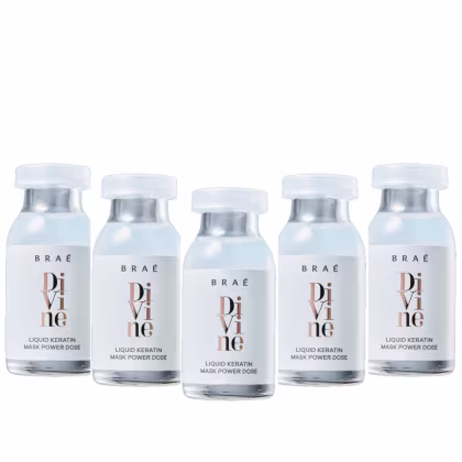 Cinco frascos de vidro transparentes contendo um líquido claro, com tampas prateadas e rótulos brancos com o texto "BRAÉ Divine Liquid Keratin Mask Power Dose" em letras prateadas e rosadas.