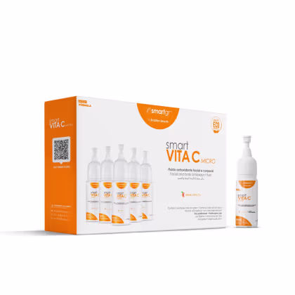 Caixa de papelão laranja e branca contendo frascos de fluido antioxidante facial e corporal da marca Smart Vita C Micro. Cada frasco possui 5 ml e a embalagem apresenta o logotipo da marca e informações sobre o produto.