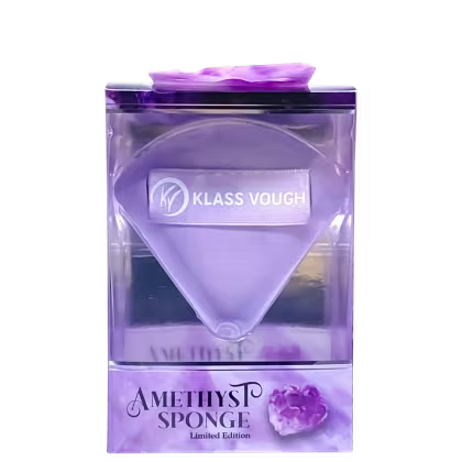 Caixa de plástico transparente contendo uma esponja de banho de edição limitada da marca Klass Vough, com a cor predominante sendo o roxo e o logotipo da marca visível.