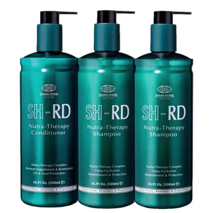 Três frascos de plástico azul-esverdeado com bombas doseadoras pretas na parte superior. São dois frascos com shampoo e um com condicionador.