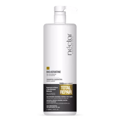 Frasco branco de shampoo Néctar do Brasil com bomba dosadora, rótulo em preto e dourado indicando "Total Repair" e "Uso Profissional".