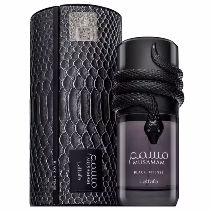 Frasco de perfume Lattafa Musamam Black Intense em embalagem preta com textura de pele de cobra. Rótulo com nome da marca e fragrância em destaque. Acompanha caixa preta com padrão similar.