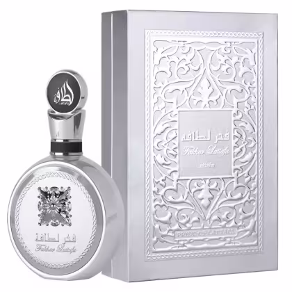 Frasco de perfume prateado da marca Lattafa Perfumes, com design ornamental e caixa decorativa em tons de prata. O rótulo exibe o nome do produto "Fakhar Latifa" em árabe e inglês.