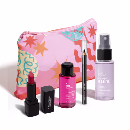 A imagem mostra um necessaire com estampa colorida de formas geométricas e estrelas. Na frente, estão dispostos alguns produtos de beleza da marca Quem Disse, Berenice?. Há um batom vermelho, um lápis preto, um demaquilante e uma bruma fixadora.