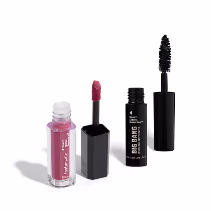 Um é um batom líquido em um frasco transparente com líquido rosa. Um rímel em um tubo preto com um aplicador de cerdas espessas na ponta.