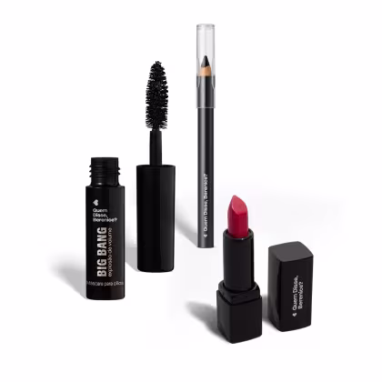 A imagem mostra três produtos de maquiagem da marca Quem Disse, Berenice?. Um rímel preto em embalagem cilíndrica com um aplicador de cerdas pretas espessas. Um lápis preto para olhos. E um batom bala vermelho em uma embalagem preta.