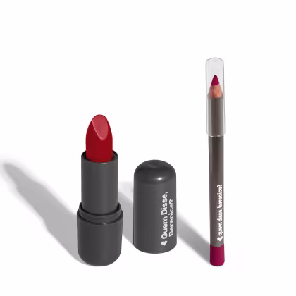 Batom bala com acabamento matte vermelho e lápis labial vermelho.