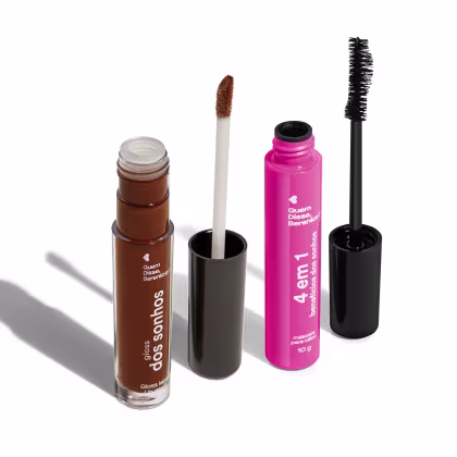 Produtos de maquiagem da marca Quem Disse, Berenice? incluindo um gloss labial marrom em frasco, uma máscara de cílios rosa em tubo e um rímel preto em embalagem preta.