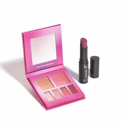 Paleta de maquiagem rosa com espelho e batom da marca Quem Disse, Berenice? Paleta contém sombras e blush em tons rosados e dourados, embalagem com texto da marca.