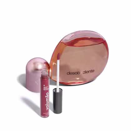 Perfume Desobediente e frasco de batom líquido rosa.