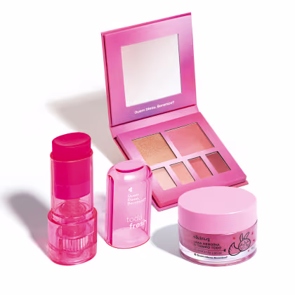 Paleta de maquiagem, blush em tom rosa e hidratante labial da marca Quem Disse, Berenice?. Embalagens em tons de rosa e vermelho com textos e logotipos da marca.