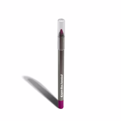 Lápis labial da marca Quem Disse, Berenice? em embalagem cilíndrica com tampa transparente, na cor rosa escuro com detalhes em cinza.