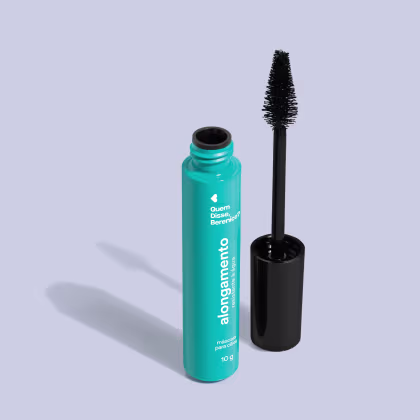 O produto apresentado na imagem é da marca Quem Disse, Berenice?. O frasco é de cor turquesa com o nome da marca impresso em branco. O aplicador do rímel é preto e tem um formato cônico. O produto é descrito como uma "máscara para cílios"