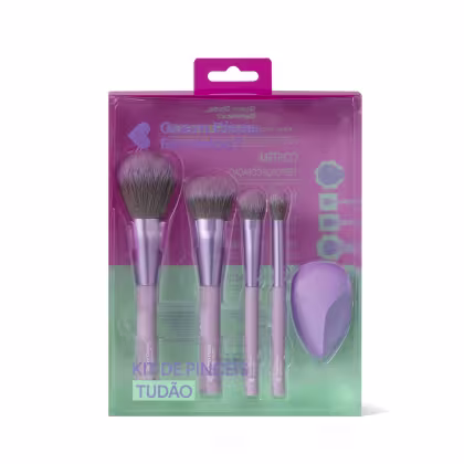 Kit de pincéis de maquiagem da marca Quem Disse, Berenice?. Embalagem plástica transparente com detalhes em roxo e verde. Contém quatro pincéis de maquiagem Acompanha um aplicador de esponja em formato de gota na cor roxa.