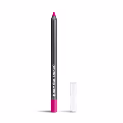 Lápis de olhos em formato cilíndrico com um corpo preto fosco e pontas rosa vibrante. O lápis tem o nome da marca "Quem disse, berenice?" impresso em letras brancas ao longo do corpo. O produto tem um design simples nas cores contrastantes preto e rosa.