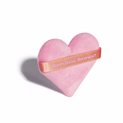 O produto apresentado é um coração rosa com uma fita laranja em seu centro, exibindo o texto "Quem Disse, Berenice?". Trata-se de uma esponja de maquiagem da marca Quem Disse, Berenice?