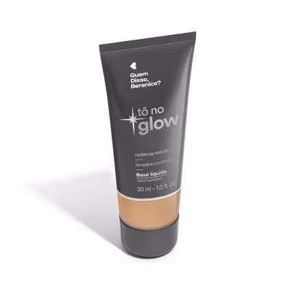 O produto apresentado é uma base líquida da marca Tô no Glow, com embalagem em tubo plástico de cor cinza escura. O rótulo exibe o nome da marca e o texto "Radiância natural, leveza e conforto" em letras brancas.