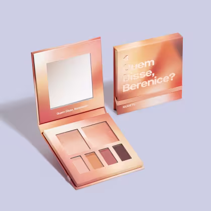 Paleta de maquiagem com cinco tons em tons de nude e marrom, e uma caixa de embalagem com o texto "Quem Disse, Berenice?" impresso em letras brancas sobre um fundo laranja. A paleta de sombras está aberta, exibindo os diferentes tons de sombra.