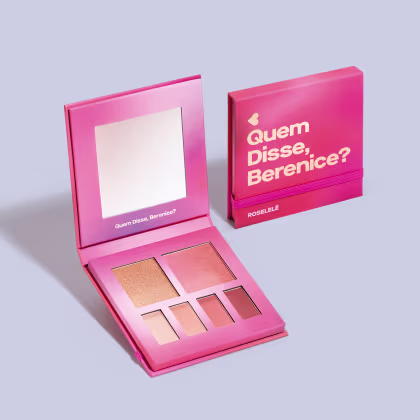"Quem Disse, Berenice?" impresso em letras douradas. Dentro da caixa, há um espelho e uma paleta de sombras em tons de rosa e dourado. A paleta parece conter diferentes texturas e acabamentos, incluindo sombras brilhantes e mates.