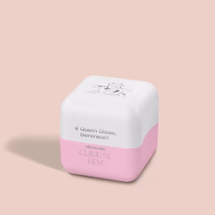 A tampa apresenta uma ilustração em preto e branco de uma vaca. O texto na base rosa diz "Oboticário CUIDE-SE BEM". Abaixo da ilustração, a frase "Quem disse, Berenice?". O produto tem uma aparência minimalista, com cores suaves de branco e rosa.