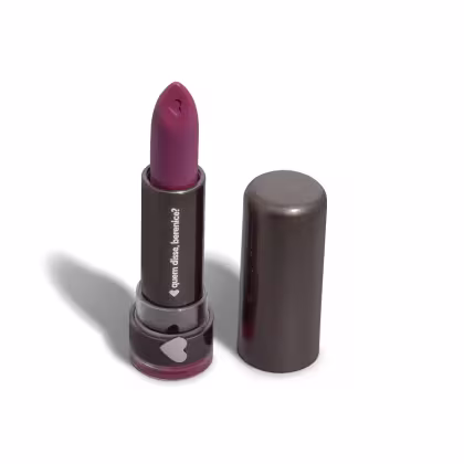 Batom da marca Quem Disse, Berenice? em embalagem preta com detalhes em coração, com cor rosada predominante no produto.