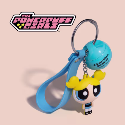Chaveiro em formato de personagem das Meninas Superpoderosas, Lindinha. Embalagem com logotipo da marca "The Powerpuff Girls" e Quem Disse, Berenice?".