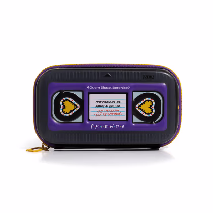 Acessório com design inspirado na série de TV "Friends". Imita fita VHS com uma mensagem sobre não devolver algo sem recarregar. Possui detalhes em roxo e amarelo, com ícones de coração em ambos os lados.