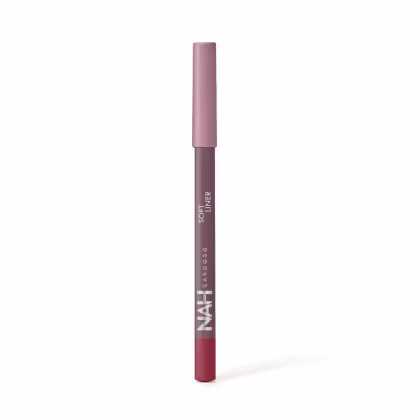 Lápis de boca da marca Nah Cardoso, com embalagem cilíndrica de cor rosa e rótulo com o nome da marca em letras brancas. O produto possui uma ponta vermelha, indicando a cor do batom.