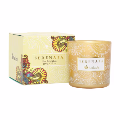 Vela aromática Serenata da marca Kailash, em embalagem retangular amarela com estampas florais coloridas. O produto contém 150g - 5.3 oz e apresenta rótulo com o nome da linha "Serenata".