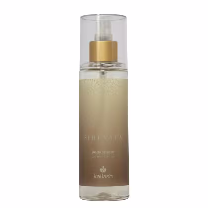 Frasco de corpo Serenata da Kailash, com 220 ml, em embalagem de vidro transparente com tampa dourada e rótulo com padrão decorativo em tons de bege.