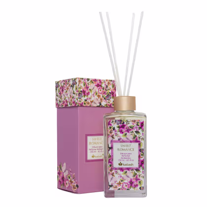 Difusor de aromas Kailash "Sweet Romance" em frasco de vidro com rótulo floral, embalado em caixa rosa com estampa de flores. Produto de 250 ml com varetas para dispersão do aroma.