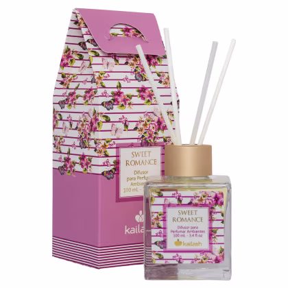 Difusor de ambiente da marca Kailash, com fragrância "Sweet Romance", em embalagem de caixa e frasco de vidro com rótulo, em tons de rosa e branco com estampa floral.