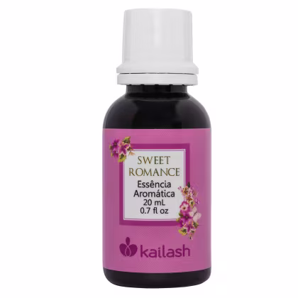 Essência aromática da marca Kailash chamada "Sweet Romance" em frasco de 20 mL com rótulo rosa e branco, apresentando flores decorativas.