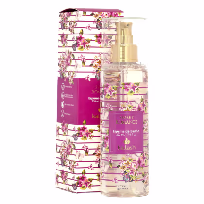 Espuma de banho Sweet Romance da marca Kailash, em frasco transparente com rótulo roxo e detalhes florais, embalado em caixa rosa com estampa floral.