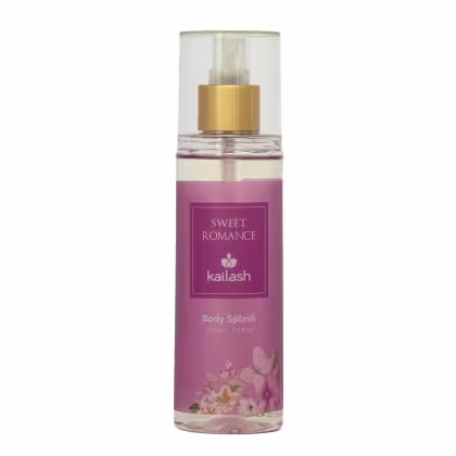 Frasco de corpo com pulverizador da linha Sweet Romance da marca Kailash. Embalagem de vidro transparente com rótulo rosa e detalhes dourados, contendo 220 ml de produto.