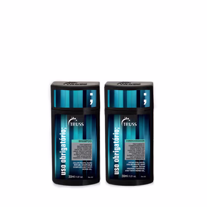 A imagem mostra shampoo e condicionador da linha Uso Obrigatório da marca TRUSS. Os frascos são feitos de plástico preto e os rótulos são azuis escuros com detalhes em branco.