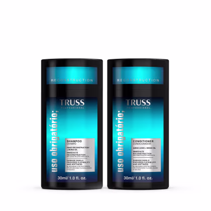 A imagem mostra shampoo e condicionador Uso Obrigatórios da marca TRUSS. Consiste em dois frascos pretos de 30ml/1.0 fl oz cada. Um é um shampoo e o outro um condicionador. Os frascos têm detalhes em azul  e cinza.