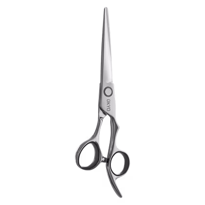 Tesoura de corte de cabelo Okyo, com design elegante e moderno em tom prateado. Apresenta lâminas afiadas e alças ergonômicas para um manuseio preciso e confortável durante o uso.
