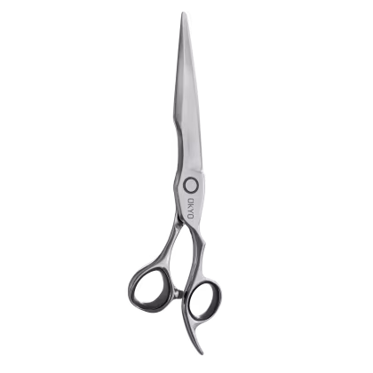 Tesoura de aço inoxidável com design moderno e alças ergonômicas, com a marca "Okyo" impressa no corpo. 