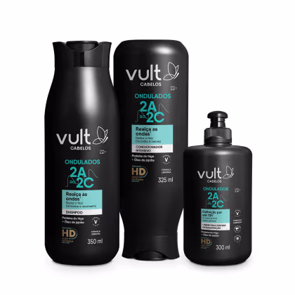Kit com shampoo, condicionador e creme de pentear Cabelos Ondulados, da marca Vult.