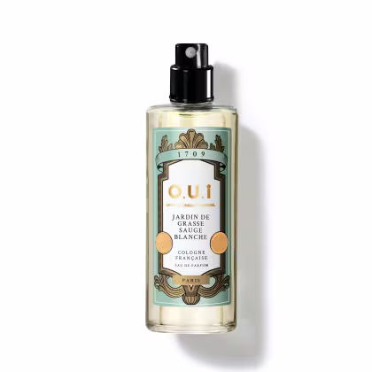 Frasco de eau de parfum da marca O.U.i. com rótulo em tons de verde e dourado, apresentando o nome "Jardin de Grasse Sauge Blanche" e informações sobre a origem francesa do produto.