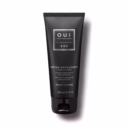 Tubo preto de 200 ml de loção hidratante desodorante para o corpo da marca O.U.i, com rótulo em tons de cinza e preto exibindo o nome "Le Charmeur 250".