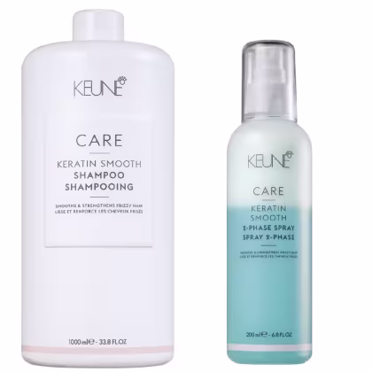 Dois produtos da marca Keune Care: um frasco branco de Shampoo Keratin Smooth e um frasco azul de Spray 2-Phase Keratin Smooth. Ambos os produtos são destinados a cabelos alisados e com frizz, conforme indicado nos rótulos.