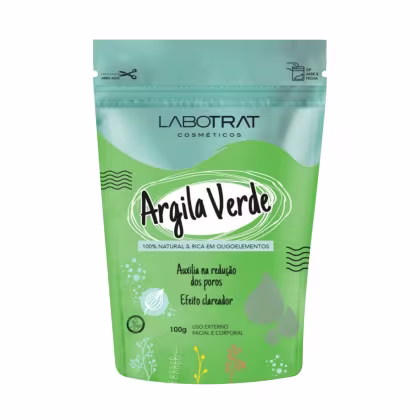 O produto apresentado é uma embalagem de Argila Verde da marca Labotrat Cosméticos. A embalagem é um saco plástico verde-claro com detalhes em verde-escuro e branco.