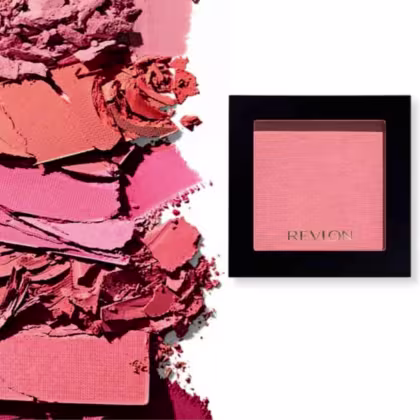 De um lado a textura do blush, levemente esfarelada e amassada. Do outro a embalagem, um quadrado de bordas pretas cm centro transparente onde é possível ver a cor do produto.