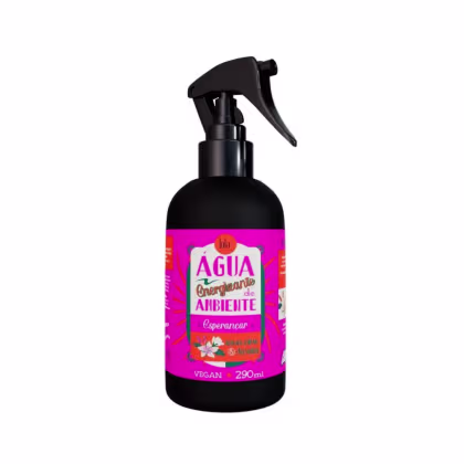 Frasco de spray preto com rótulo rosa e laranja, contendo "Água Energizante de Ambiente" da marca Lola From Rio, com aroma de esperança. Produto vegano de 290ml.