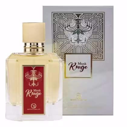 A imagem mostra um frasco de perfume transparente com rótulo retangular vermelho, ao lado da caixa retangular cinza com dourado.