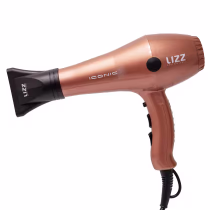 Secador de cabelos Lizz Professional, modelo Iconic. Possui um design cilíndrico em tom de cobre, com o nome da marca e do modelo claramente visíveis. O corpo é liso e brilhante, com uma entrada de ar na parte inferior e um bocal na extremidade superior.