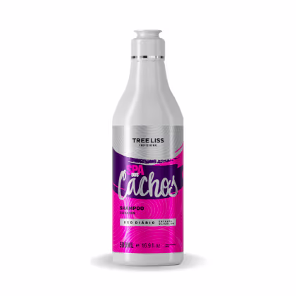 Shampoo para cabelos cacheados da marca TreeLiss Profissional. Embalagem plástica na forma de um frasco de 500ml com tampa branca. Rótulo com fundo roxo e detalhes em rosa, exibindo o nome do produto "Spa dos Cachos".